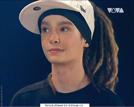 nume:tom la 10 min dupa bill
locul si piercing in buza
semne fata de bill: dreadlocks si pircing-ul
